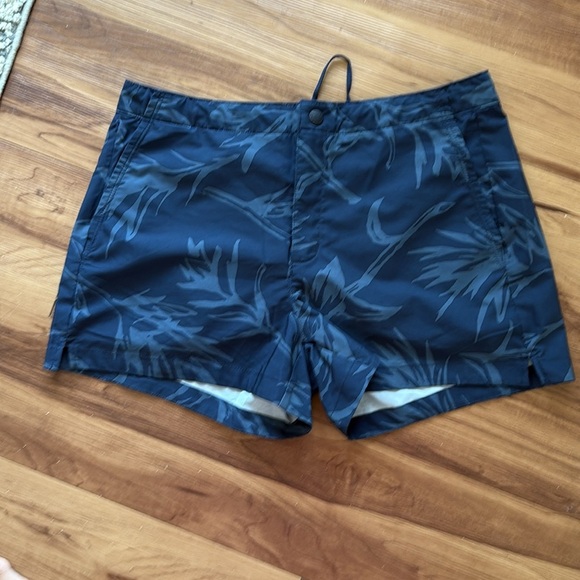 The North Face Floral Shorts Quick Dry Lightweight Beach Vacation Size 14 - Picture 3 of 4